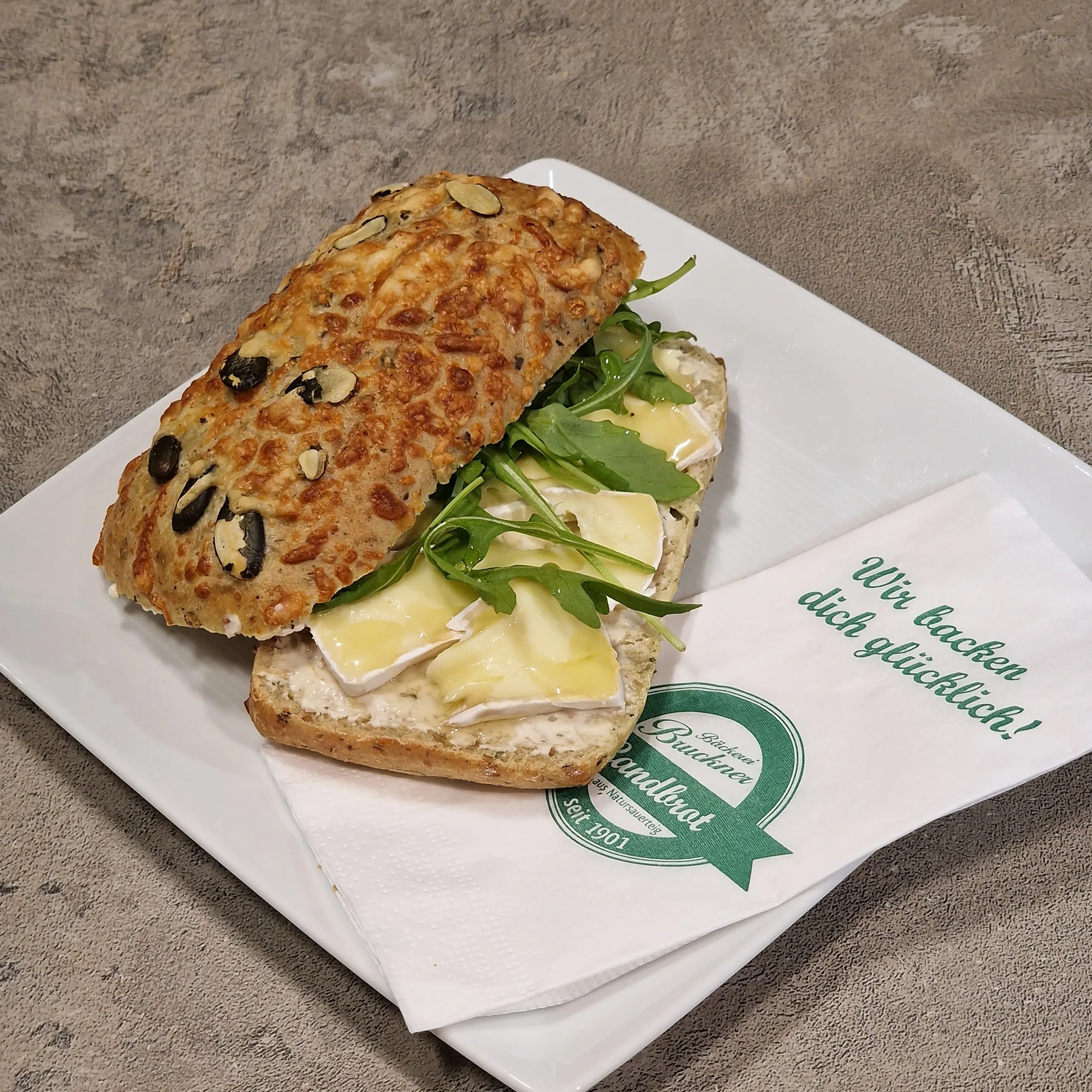 Kürbiskernweckerl Camembert