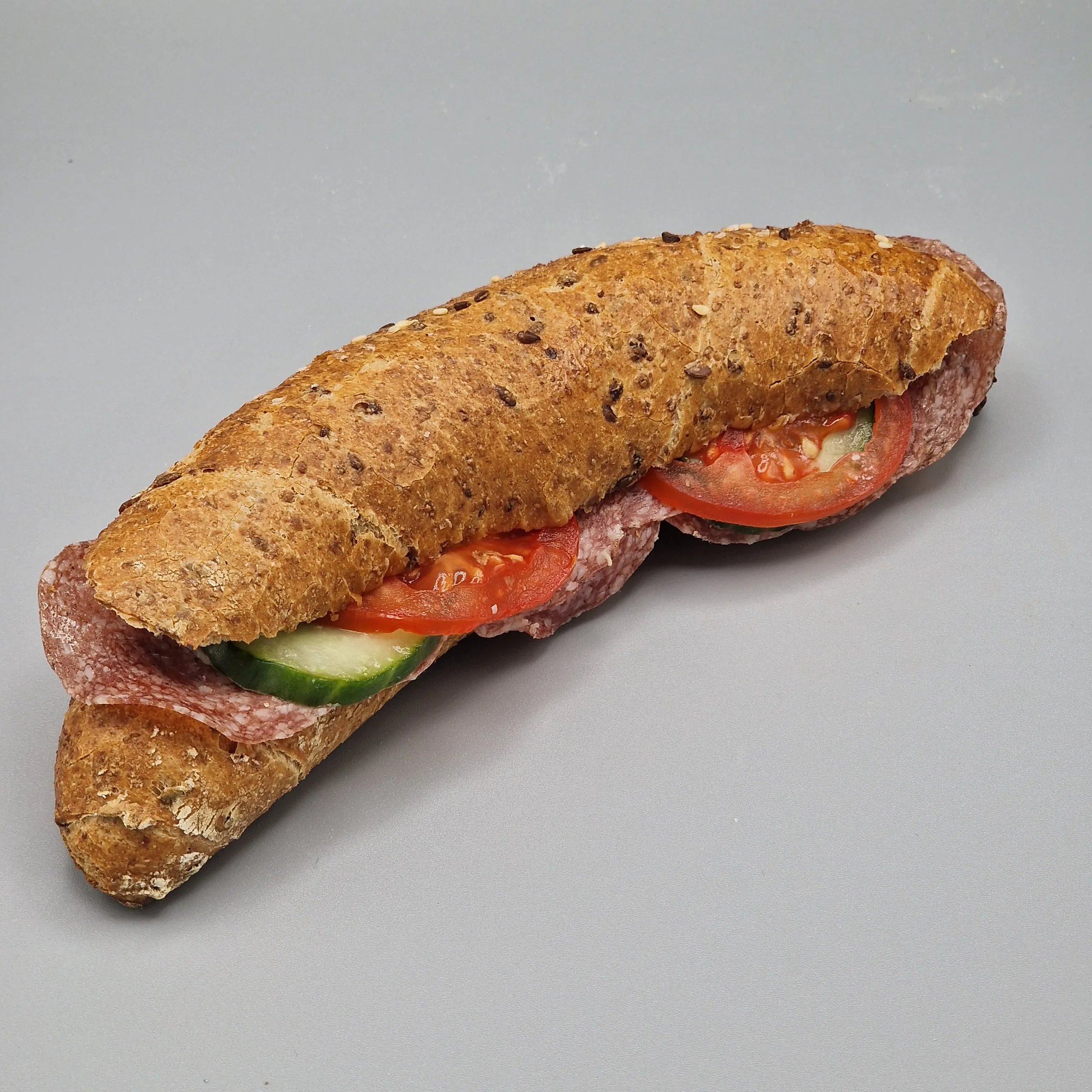 Kornspitz mit Salami, Gurke und Tomate