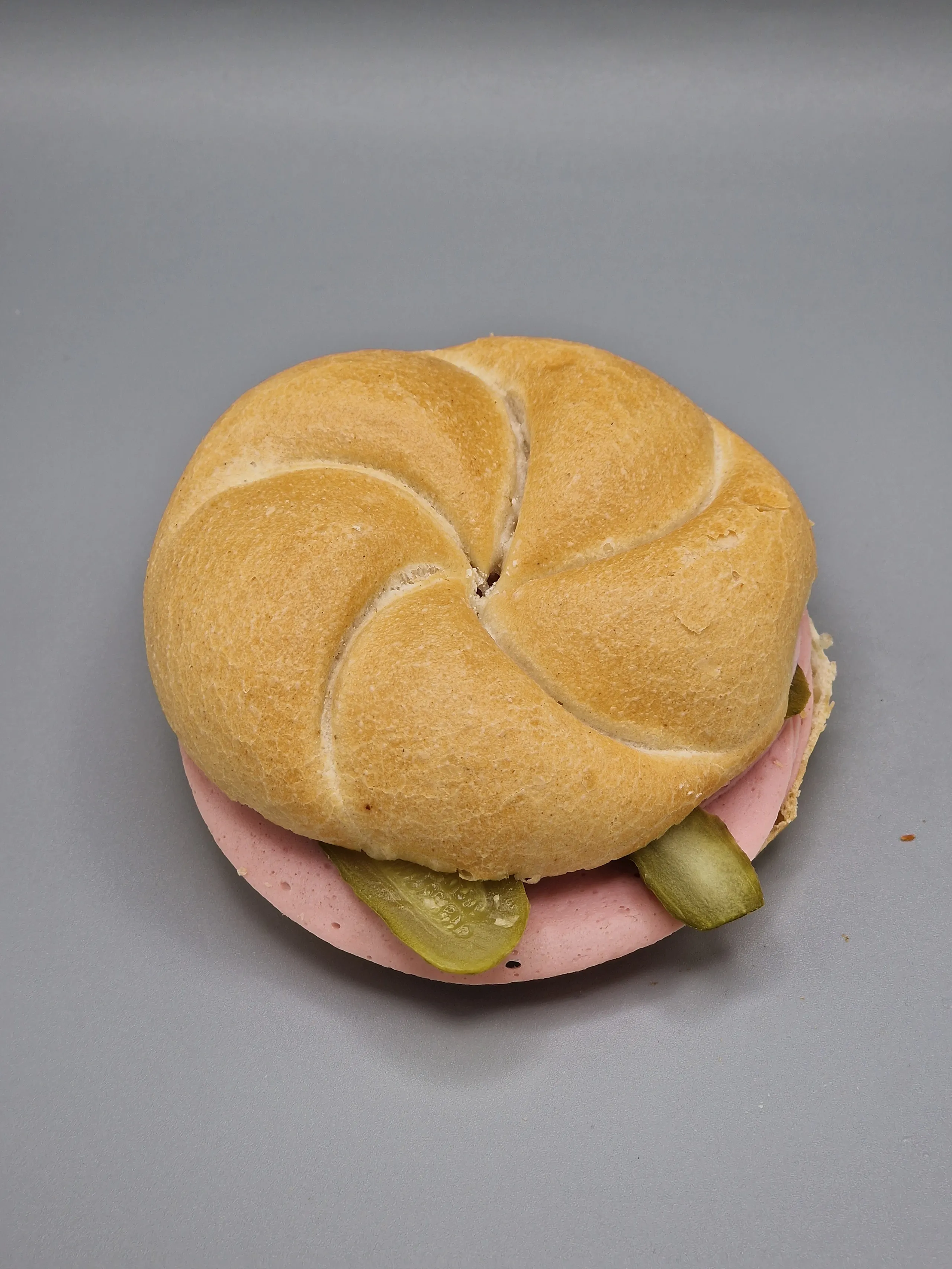 Wurstsemmel mit Gurkerl