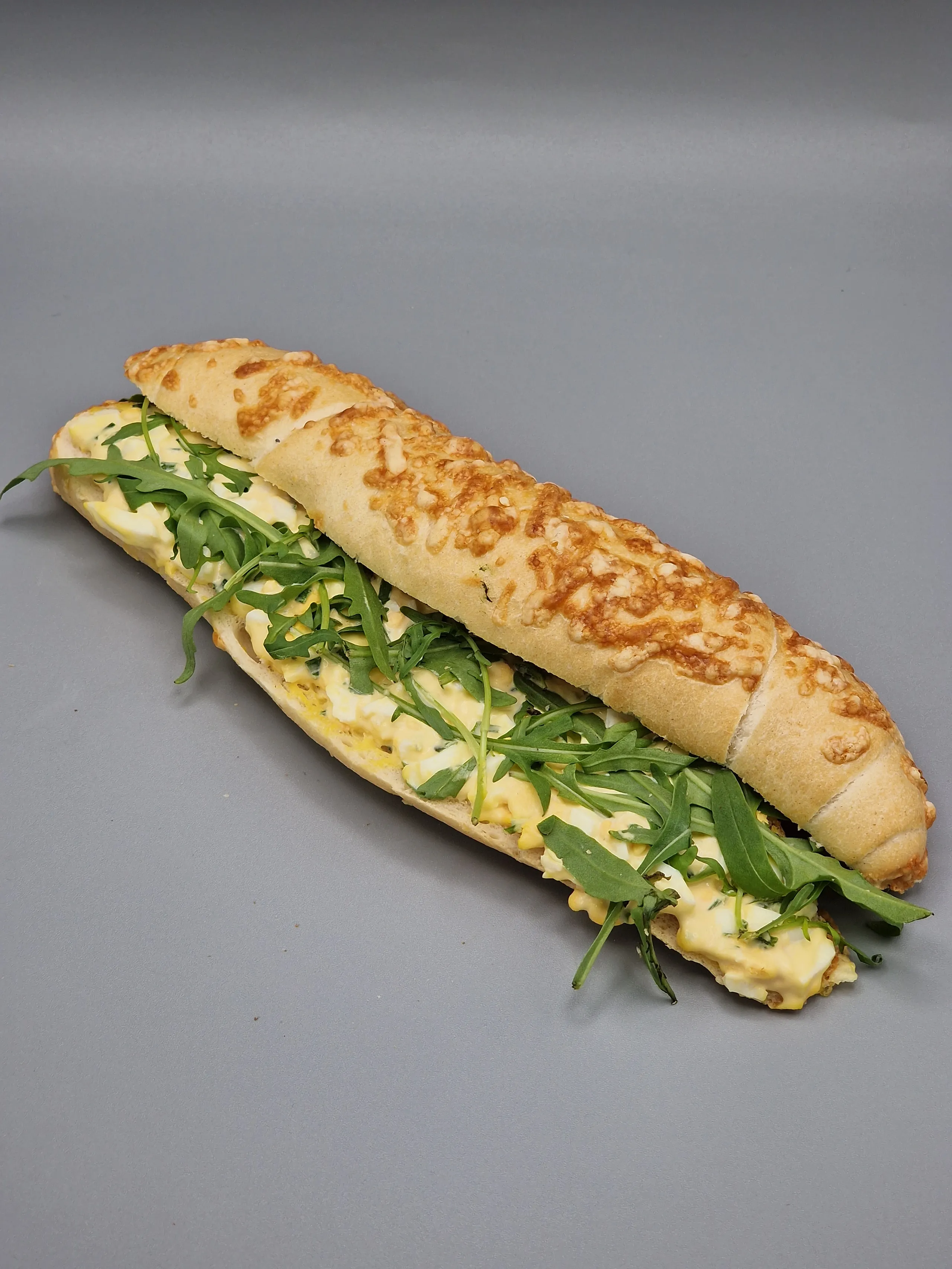 Käsestangerl mit Eiersalat und Rucola