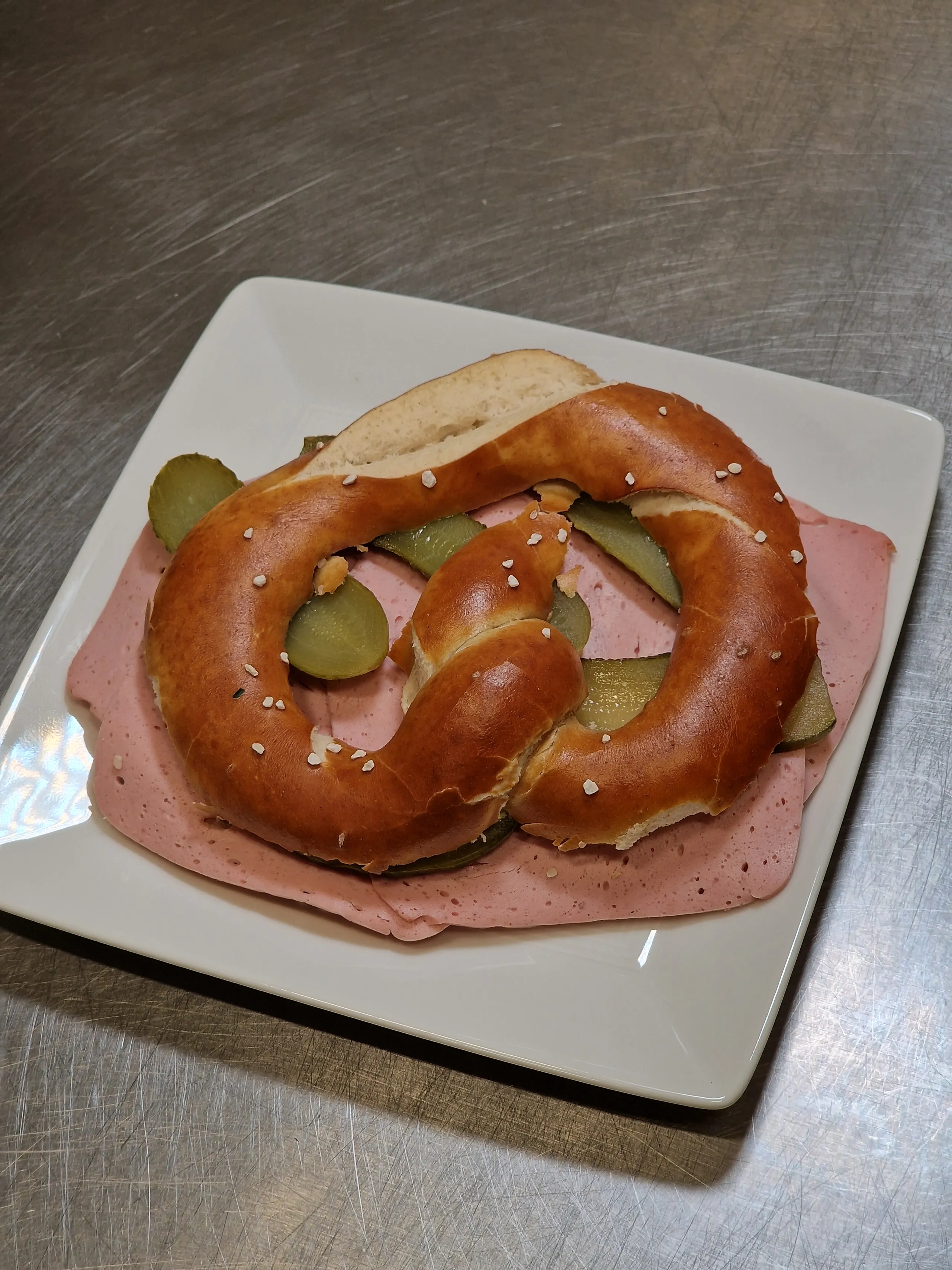 Laugenbreze mit Leberkäse